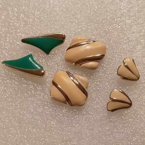 Vintage enamel and gold tone stud earrings. Green, off white .